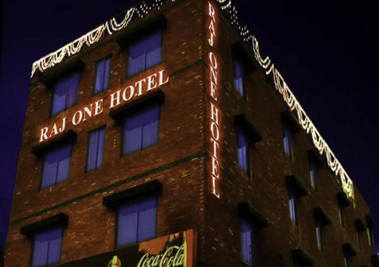 Rajone Hotel Faisalabad Esterno foto