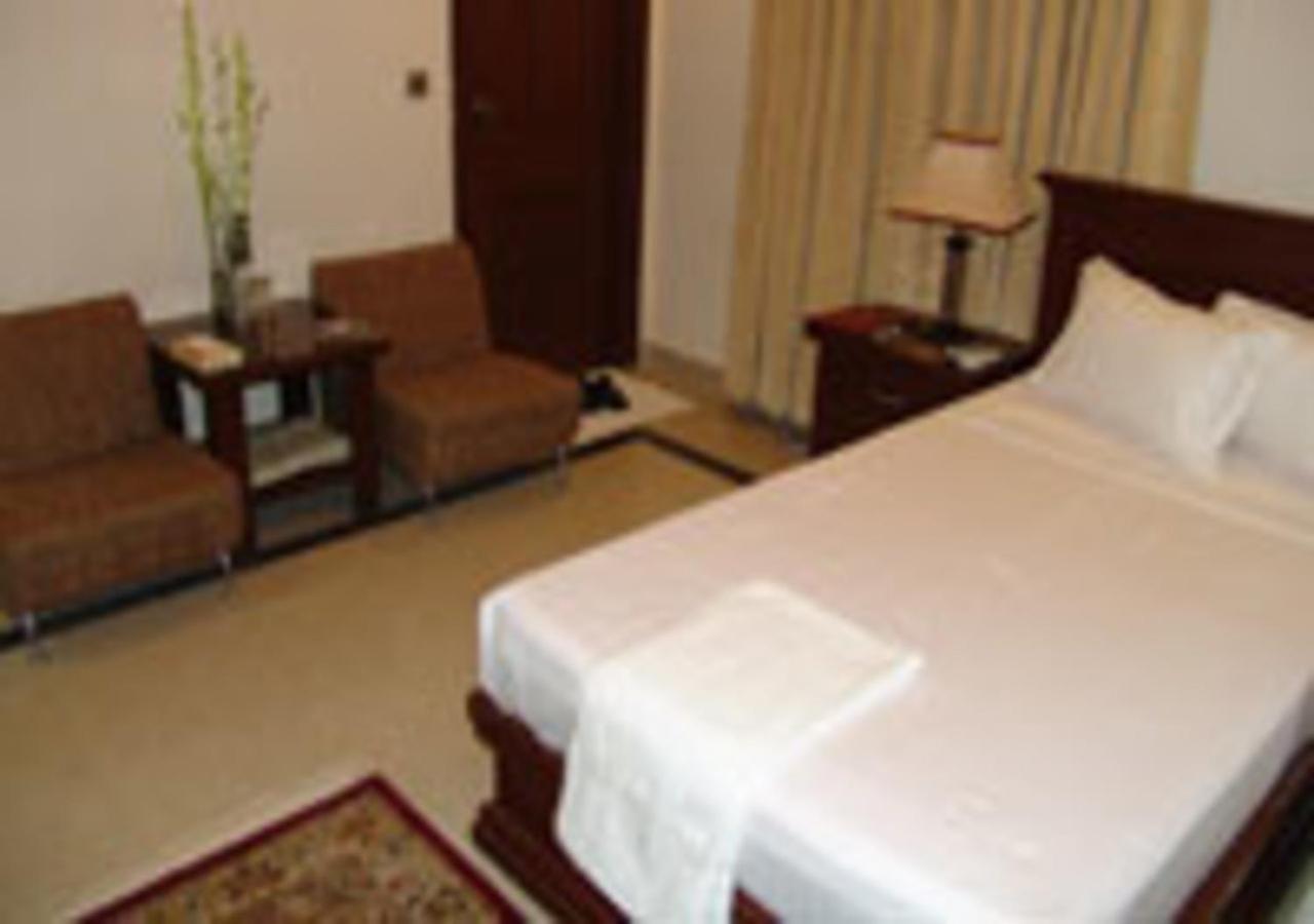 Rajone Hotel Faisalabad Esterno foto