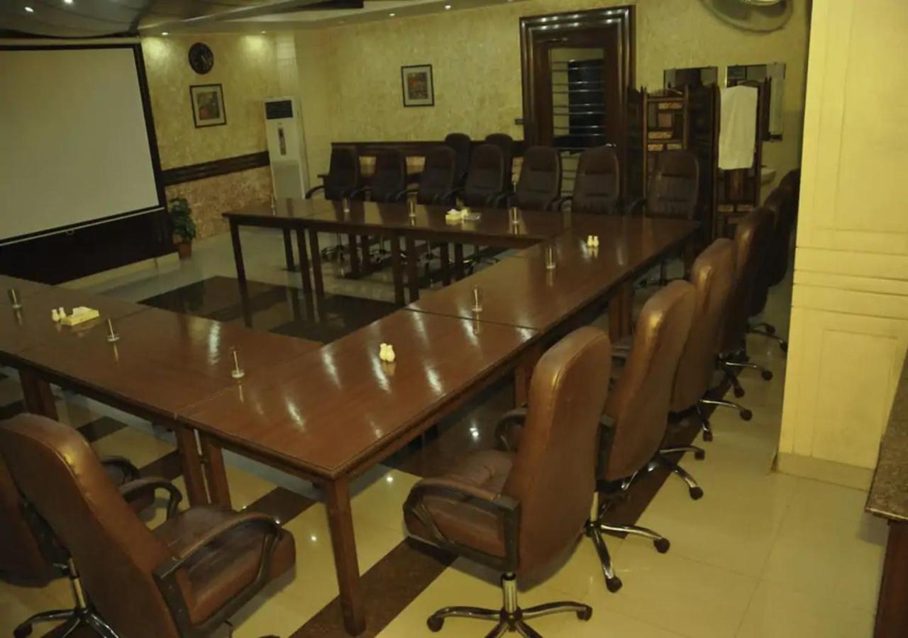 Rajone Hotel Faisalabad Esterno foto