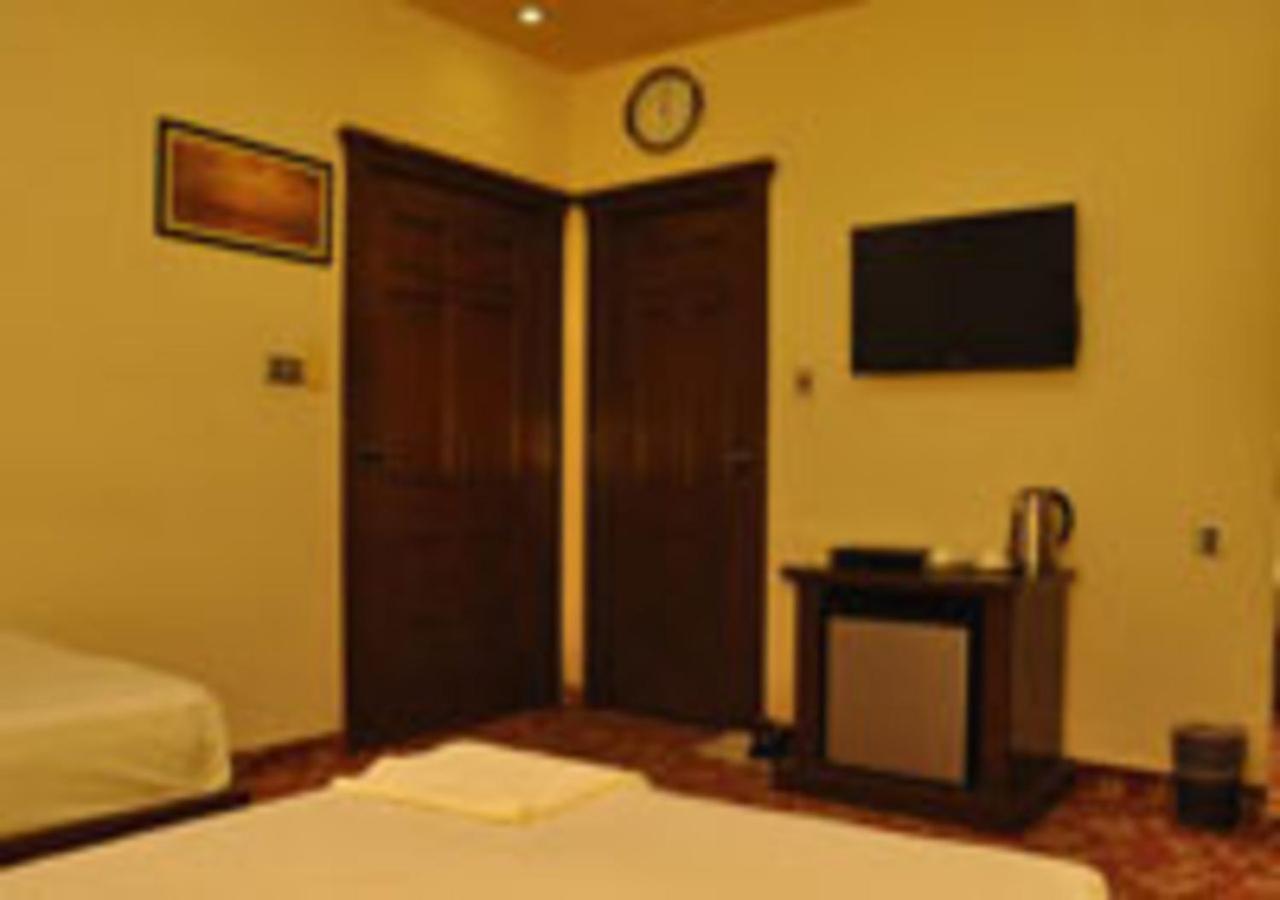 Rajone Hotel Faisalabad Esterno foto