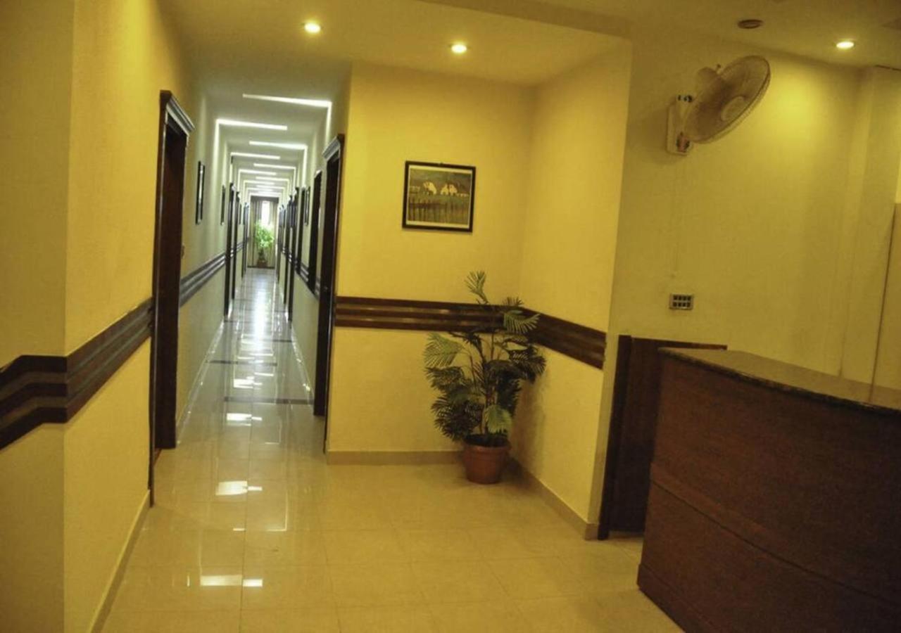 Rajone Hotel Faisalabad Esterno foto